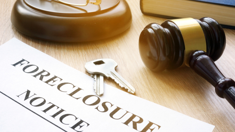 Submitting to Foreclosure vs. Selling Your Home for Cash